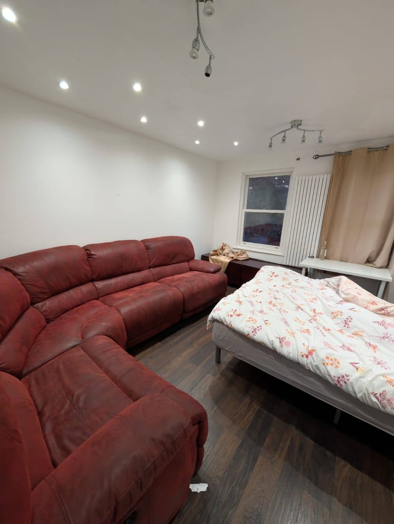 Beautiful King Size with Bills   £1050