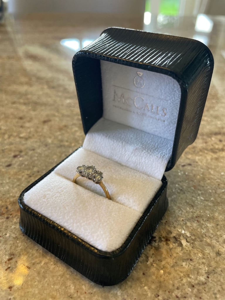 3 stone 0.9ct traditional engagement ring (real diamonds GIA Approved comes with documents)