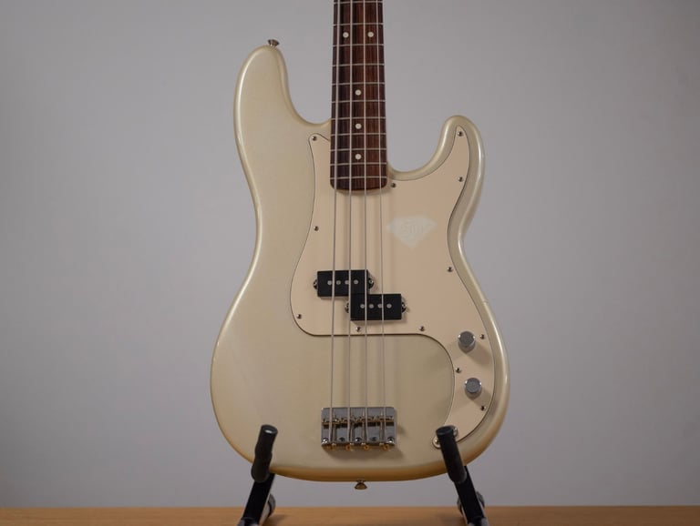 2005 Fender Mexico 60th Diamond Anniversary P Bass in Artic Pearl White