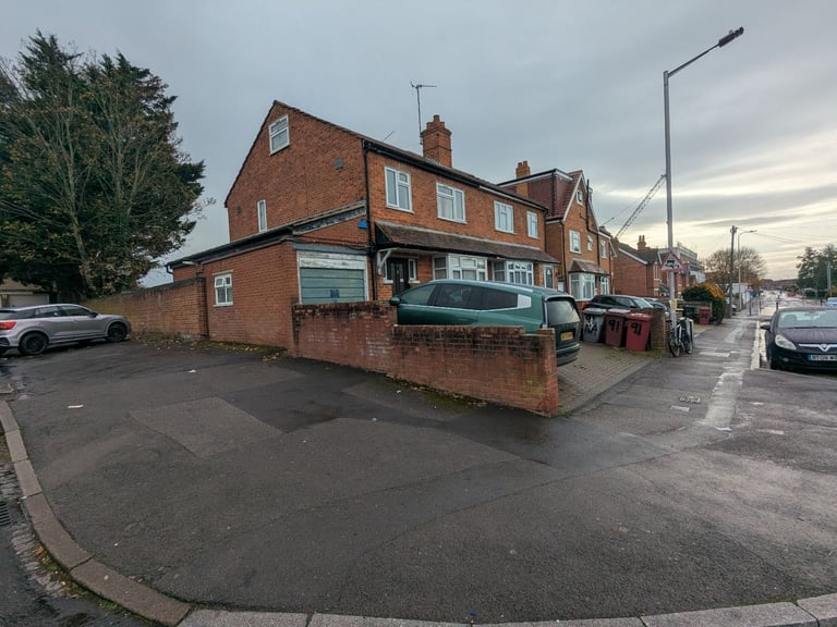 Pets Considered, Spacious 5 Double Bedroom, 2 Bath Semi, 1 Spare Room, Off Road Parking x3