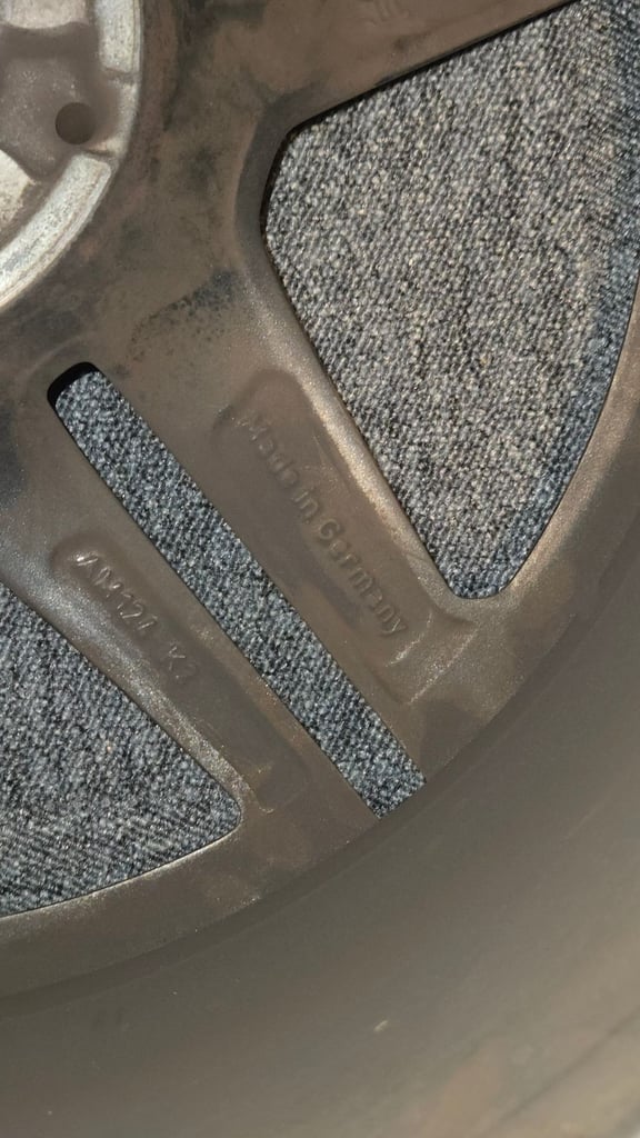 Mercedes Genuine 19 Inch 5 spoke alloy wheels and tyre