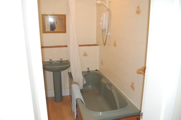 3 bedrooms in Coates Gardens, West End. 2 bathrooms and private walled garden