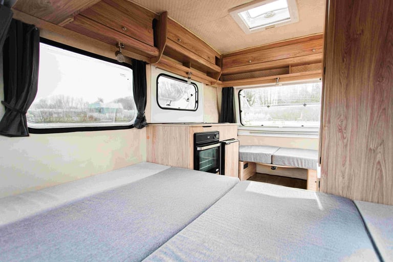 Freedom Sunseeker Classic - lightweight three berth caravan with oven
