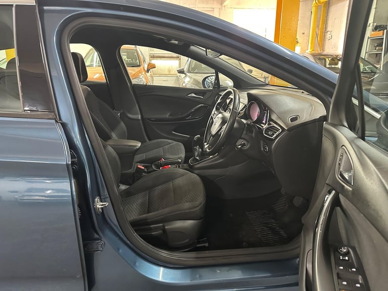 2017 Vauxhall Astra 1.4i Turbo SRi Nav Euro 6 5dr HATCHBACK Petrol Manual