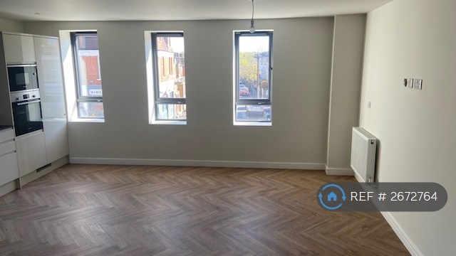 2 bedroom flat in Kingston Road, London, SW20 (2 bed) (#2672764)