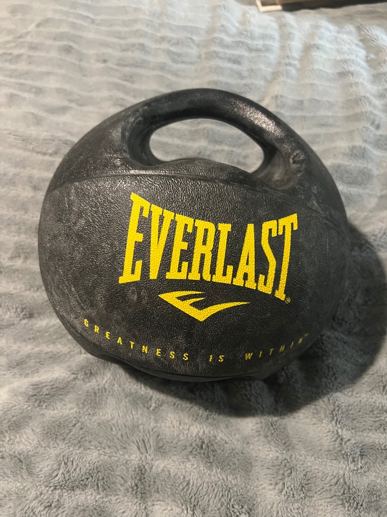image for 8kg medicine ball with handles - Everlast