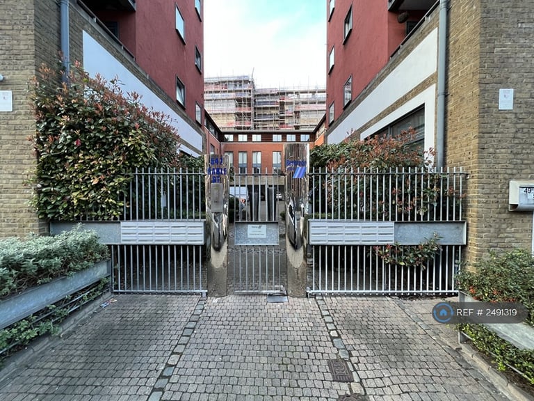 3 bedroom flat in Reservoir Studios, London, E1W (3 bed) (#2491319)