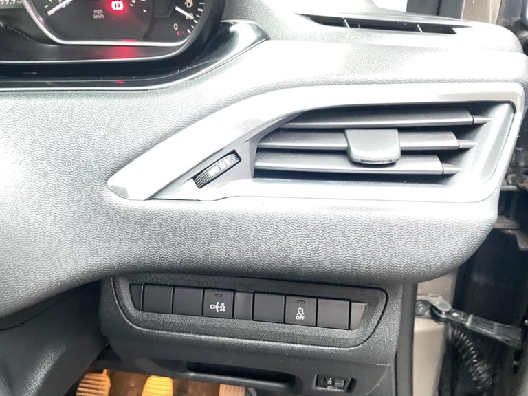 PEUGEOT 208 1.4 HDi Allure DIESEL FULL SERVICE HISTORY 2013