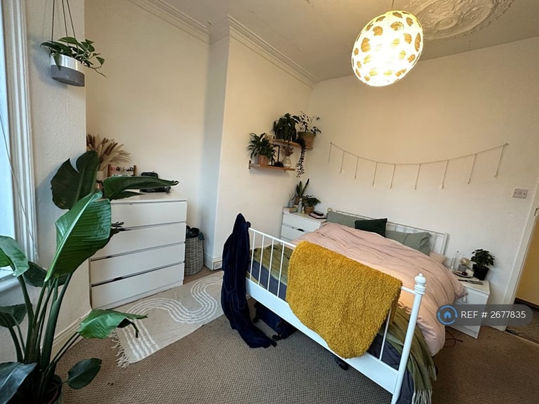 2 bedroom flat in Heaton, Newcastle Upon Tyne, NE6 (2 bed) (#2677835)