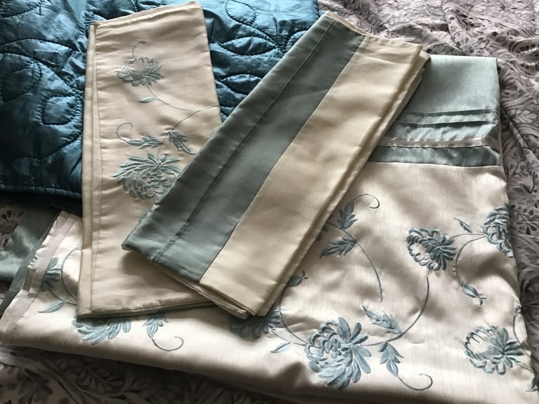 King Size quilt, 2 x feather pillows, quilt cover 2 x pillowcases + bed runner.