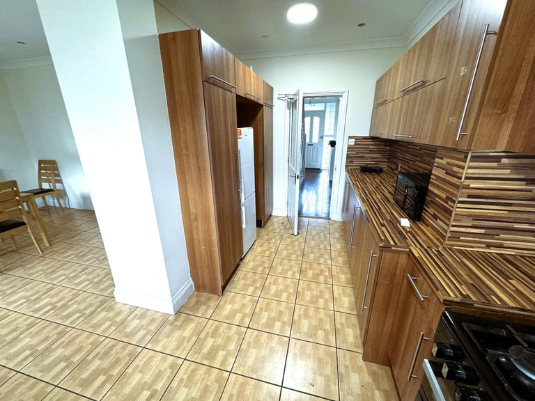 6/7 BED HOUSE ILFORD £3500 PCM