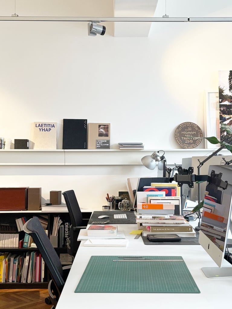 DESK SPACES TO LET. BRIGHT CO-WORKING STUDIO, CAMDEN TOWN