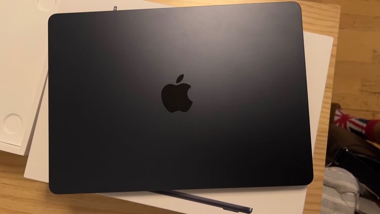 MacBook Air M2 (13.6”) — 16GB / 512GB SSD — Midnight — MINT