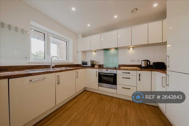 image for 2 bedroom flat in Bessemer Lodge, Oakgrove, Milton Keynes, MK10 (2 bed) (#2642843)