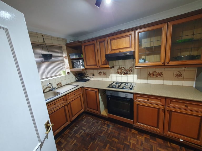 Large room with super king bed - bathroom, WC and kitchen (UB5 6JB)