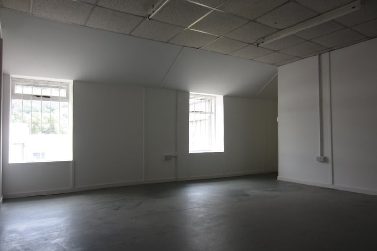 UNIT FOR RENT ON SECURE CITY CENTRE TRADE PARK, VERY FLEXIBLE TERMS