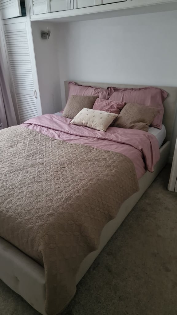image for Kingsize storage bed incl. Mattress, matresstopper and duvet