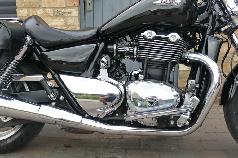10 Triumph Thunderbird 1700