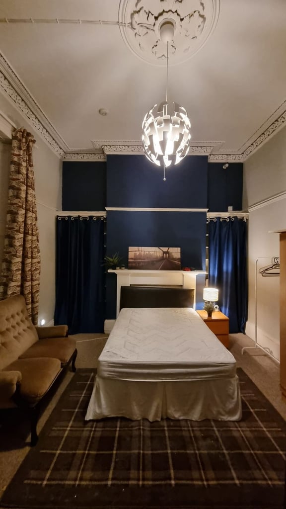 Beautiful bedsit adjacent to the University of Glasgow for students