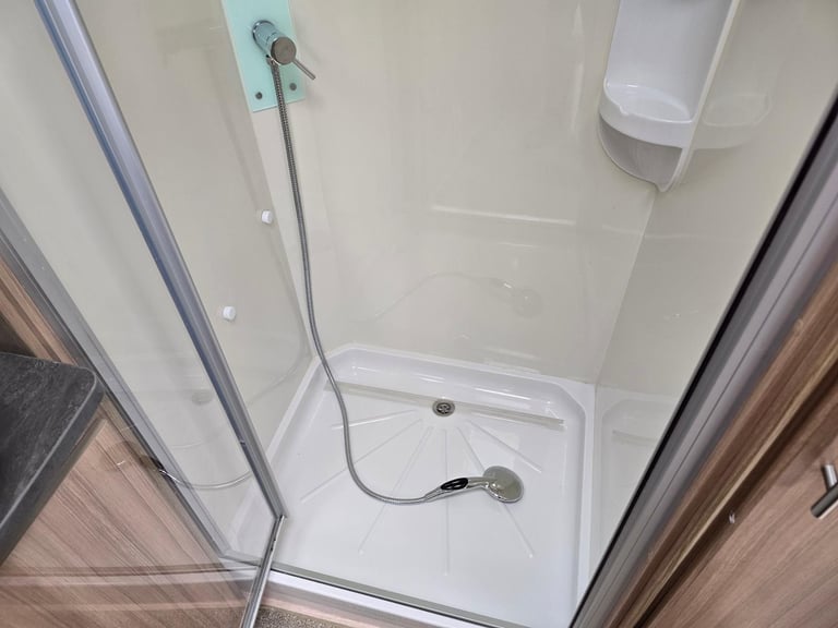 2017 Lunar Quasar 462 2 Berth End Washroom Caravan, Motor Mover