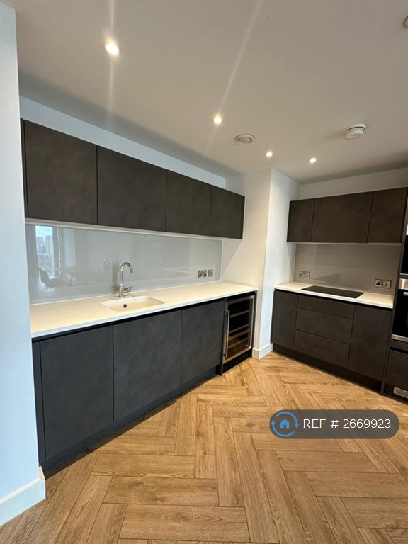 2 bedroom flat in Elizabeth Tower At Crown Street, Manchester, M15 (2 bed) (#2669923)