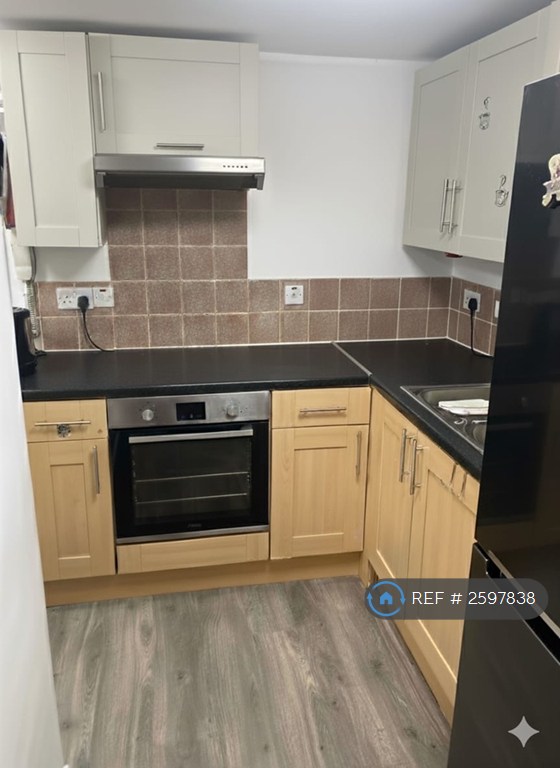 2 bedroom flat in Cowper Road, Sittingbourne, ME10 (2 bed) (#2597838)