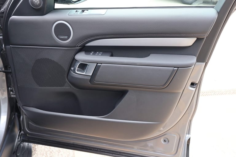 2025 Land Rover Discovery 2025 COMMERCIAL DYNAMIC HSE STYLED BY SEEKER WITH A REAR SEAT CONVERSIO...