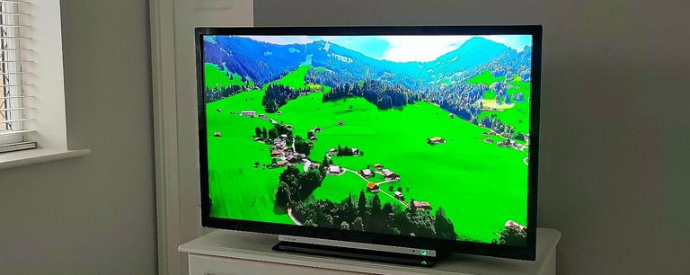 32" TOSHIBA SMART FULL HD SLIM LIGHTWEIGHT WIFI LED APPS TV RC & STAND TOP CONDITION -FREE DELIVERY