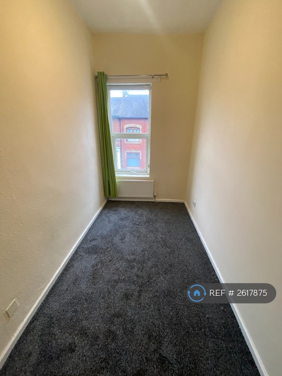 3 bedroom house in Oldham Road, Royton, Oldham, OL2 (3 bed) (#2617875)