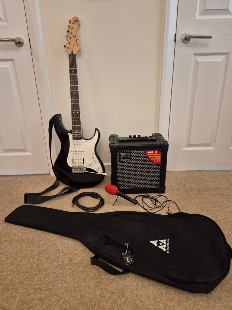 Electric Guitar Yamaha Pacifica with guitar bag, Roland Cube-15 Amp, Lead and Microphone