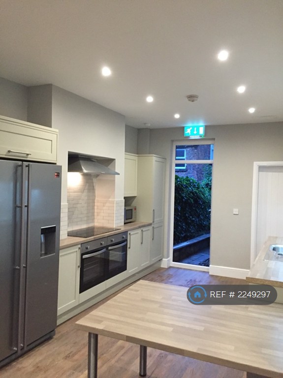 6 bedroom house in Gresford Avenue, Liverpool, L17 (6 bed) (#2249297)