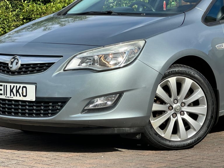 2011 Vauxhall Astra 1.4 16v Exclusiv Euro 5 5dr HATCHBACK Petrol Manual