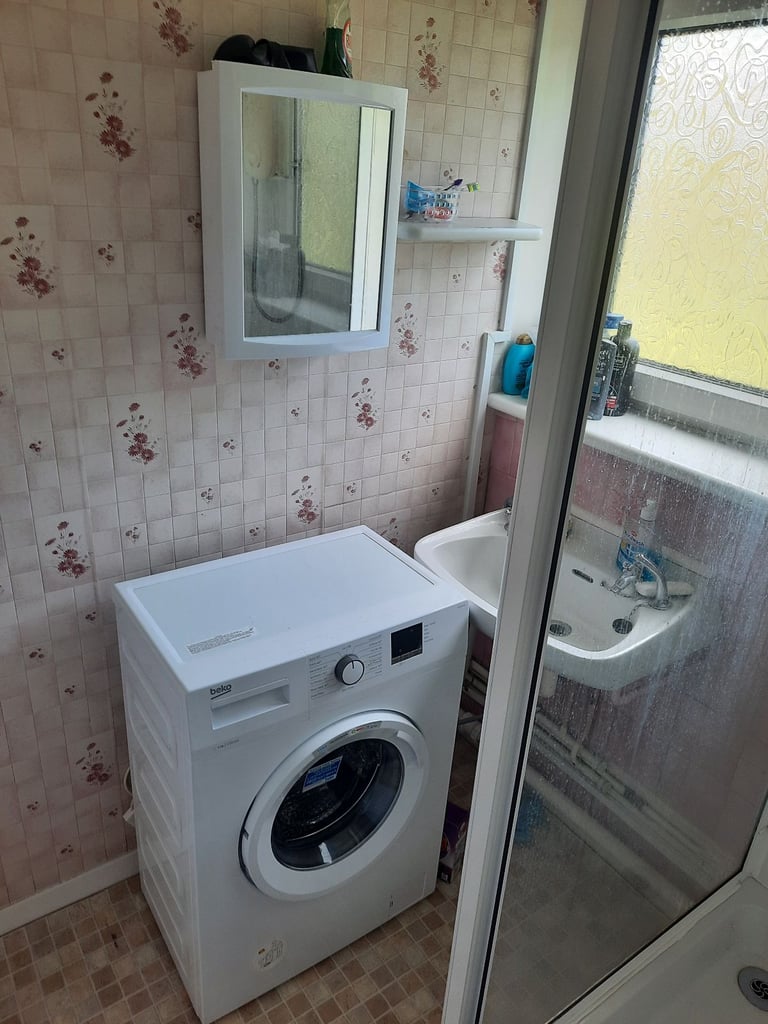 Massive room, all bills included, private kitchen and balcony included in price
