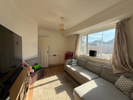 Stunning 2 Bed, 2 Reception End-of-Terrace house in Dartford 