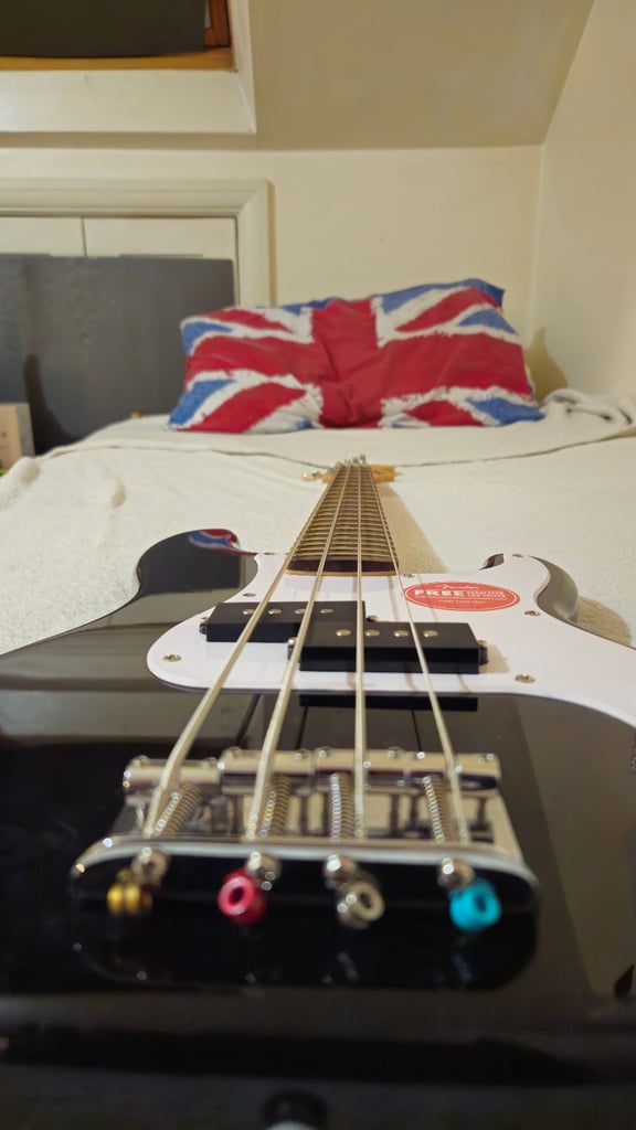image for FENDER SQUIER MINI PRECISION BASS