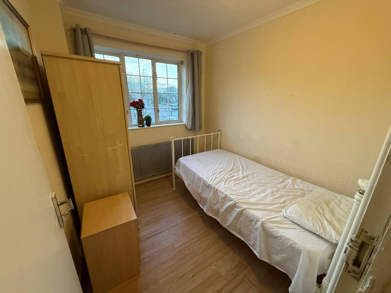 Spacious & Cosy single room for Rent UB5 6HZ
