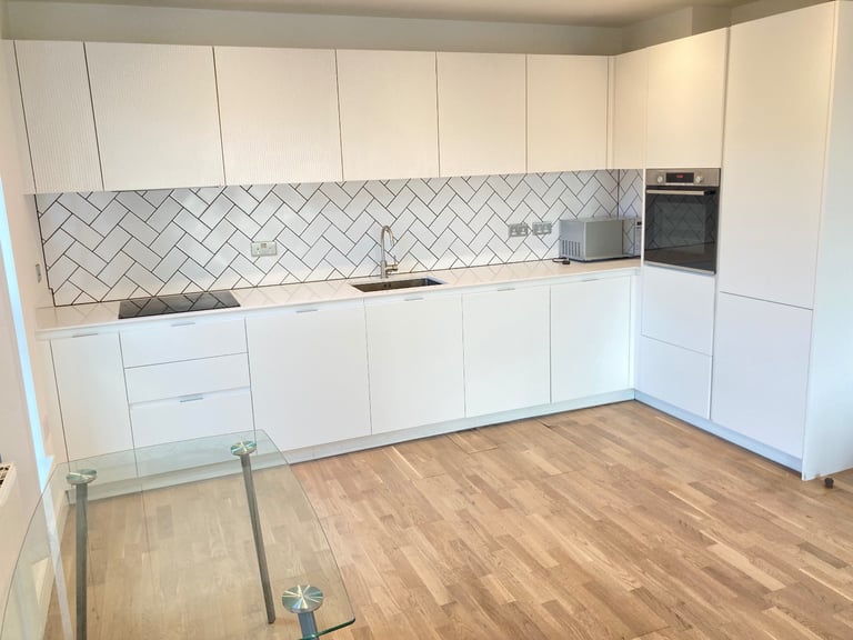 New Build Quality Lift Concierge Balcony Flat 2 Bed 2 Bath Gardens Gym Lounge Cinema Near Rail Bus