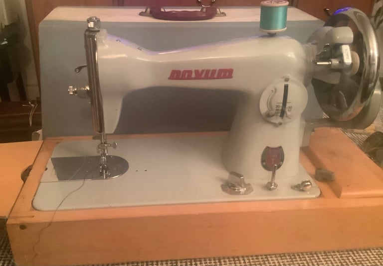 Vintage Novum Deluxe Mark 1 hand crank sewing machine 