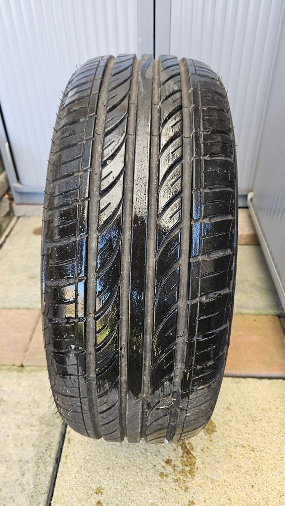 image for Tyre 205/60 R15