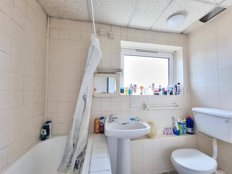 Spacious one bed flat with good privacy and grand view of London