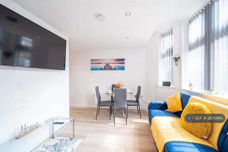 2 bedroom flat in Newhey Road, Milnrow, Rochdale, OL16 (2 bed) (#2670993)