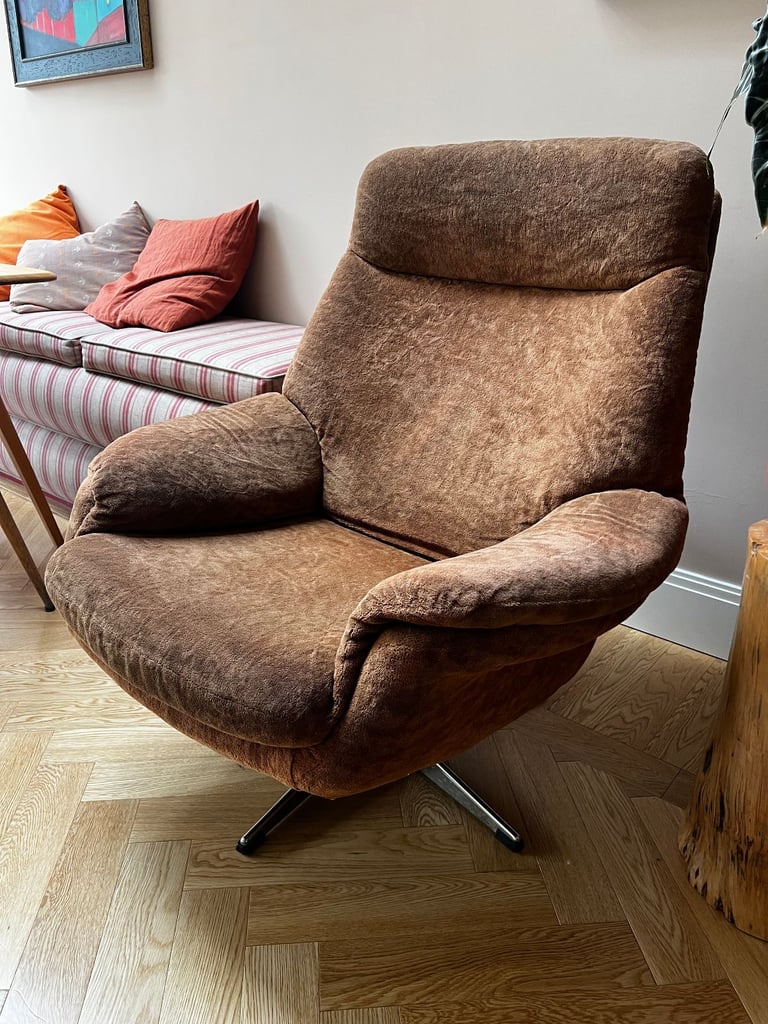 Stylish Mid Century Swivel Lounge Arm Chair 