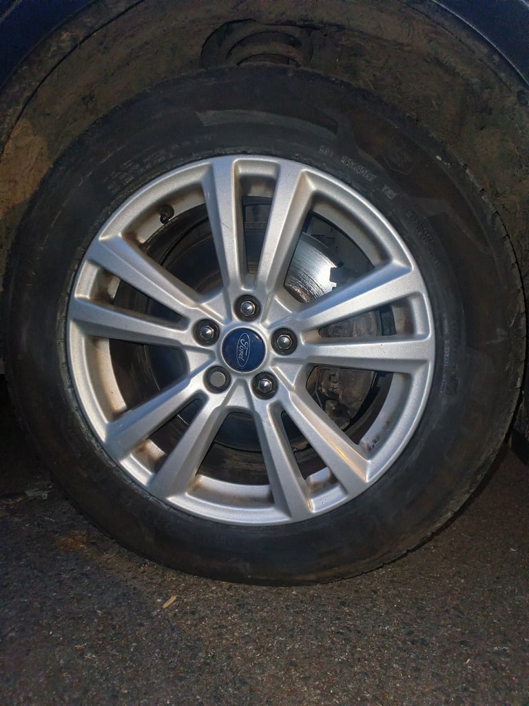 Ford Kuga 17" Alloys x 4. Comes with newly fitted tyres.  235/55/17