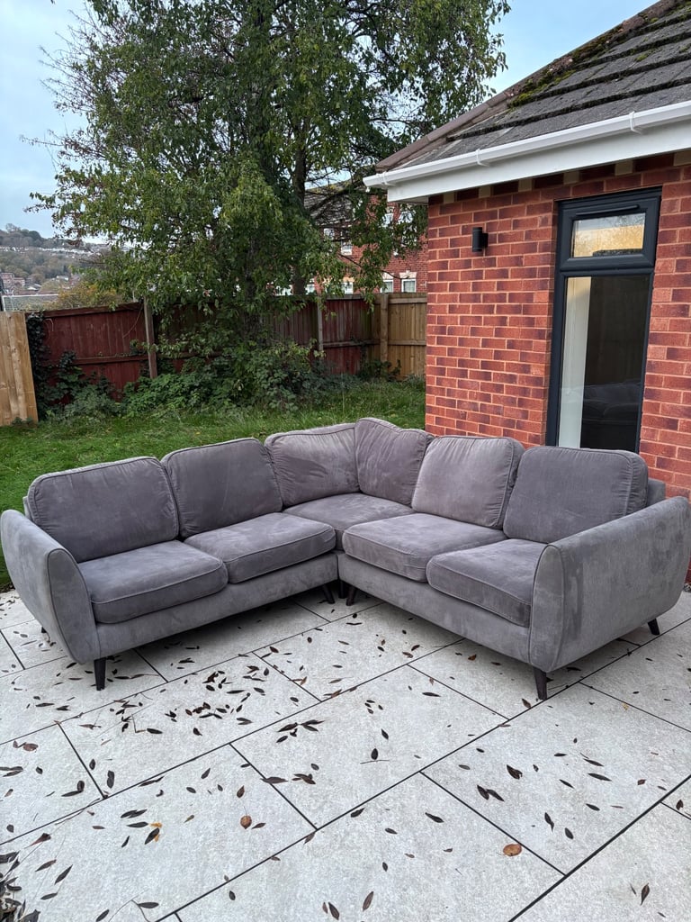 STUNNING DFS GREY CORNER SOFA (CAN DELIVER)