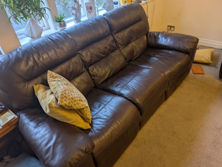 Quality leather electric recliner sofa and two chairs - 4 recliners 