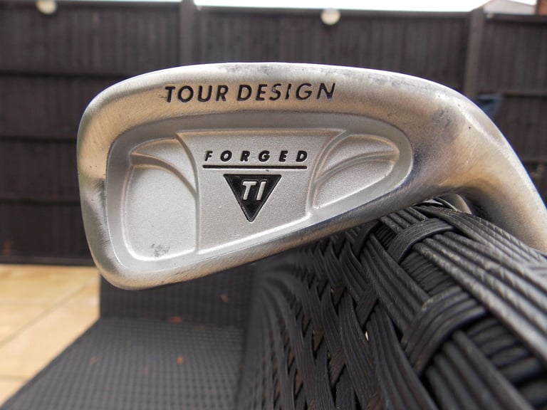 Mens Right Handed Tour Design Golf Club Set + Bag, Balls and Tees
