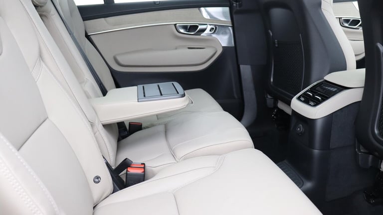 2025 Volvo XC90 T8 PHEV AWD Ultra Dark (Sunroof, 360 Camera, Bowers &amp; Wilkins Sound) ESTATE P...