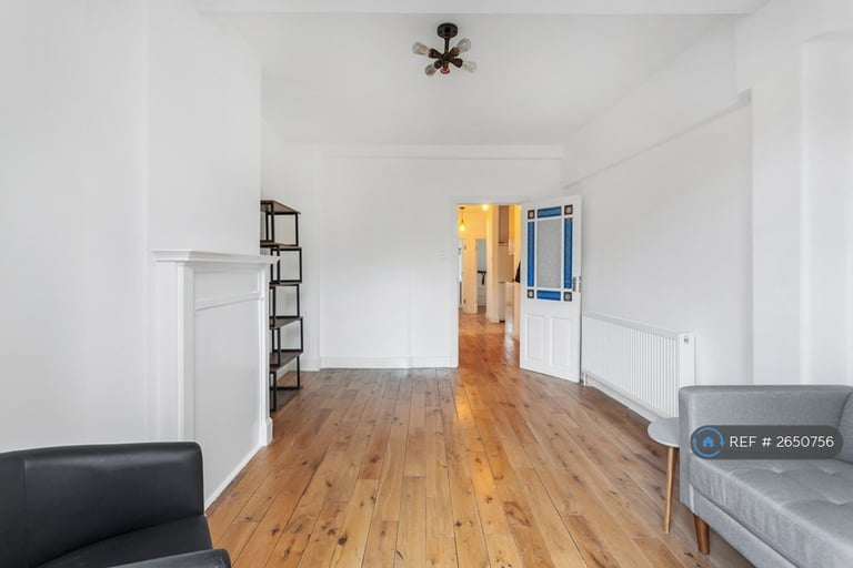 2 bedroom flat in The Green, London, W5 (2 bed) (#2650756)