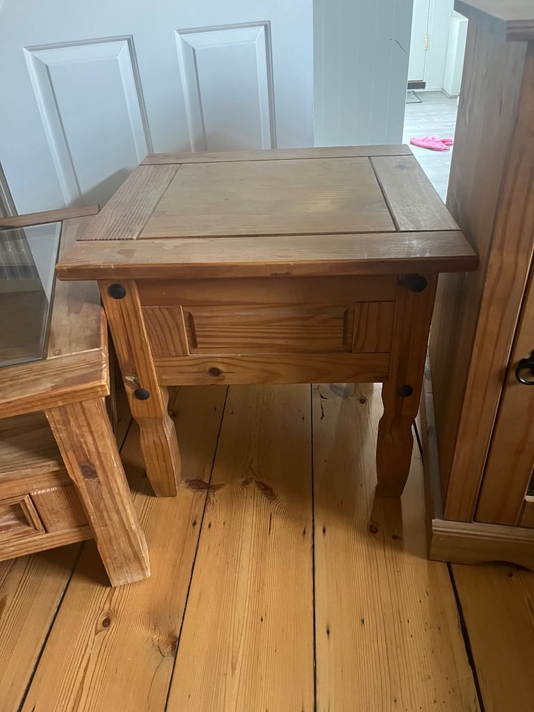 Tv cabinet, coffee table and media cabinet set.