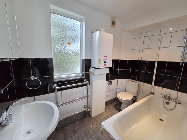 Modern 2-Bedroom Split-Level Flat – Streatham Hill
